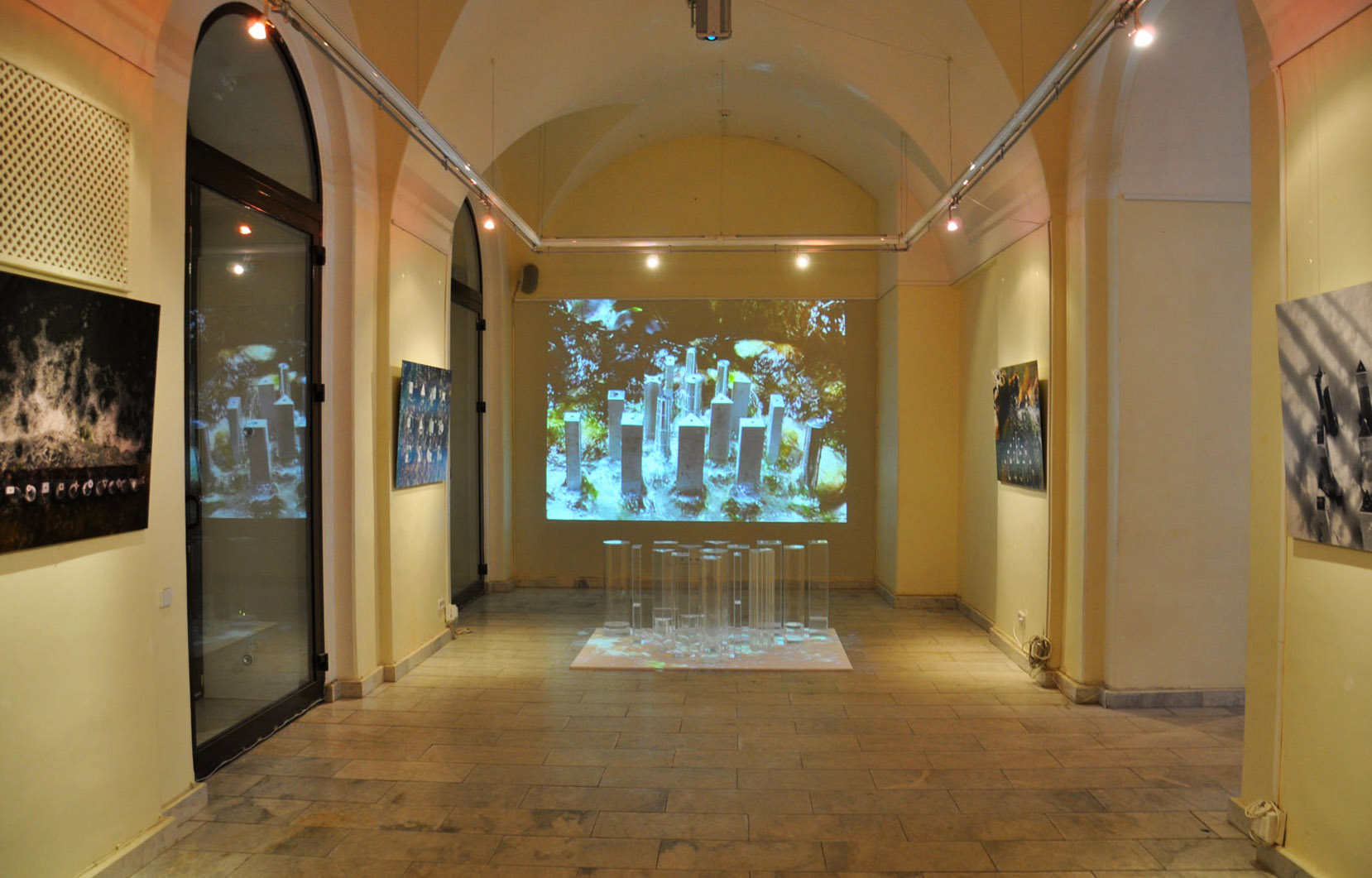 20. Инсталляция В. Наседкина 'Архитектура воды, металла и камней'